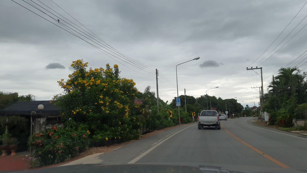 ภาพถนนตรงที่ ร้าน ตู่ บริการ ตั้งอยู่ ถ่ายโดย jrcarlsen พ.ศ. 2564 (2021) · A street-level view of where ร้าน ตู่ บริการ · Ran Tu Brikan stands, by jrcarlsen in 2564 (2021)