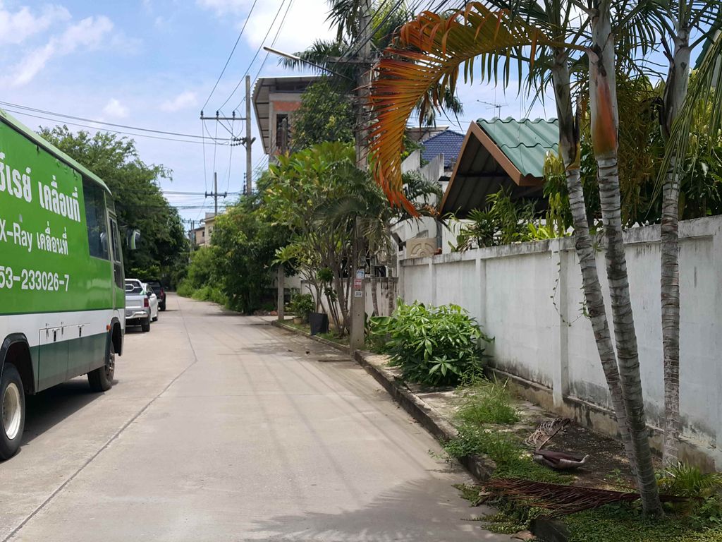 ภาพถนนตรงที่ เชียงใหม่พาวเดอร์โค้ท ตั้งอยู่ ถ่ายโดย jrcarlsen พ.ศ. 2558 (2015) · A street-level view of where เชียงใหม่พาวเดอร์โค้ท · Chiang Mai Phaodoekhot stands, by jrcarlsen in 2558 (2015)