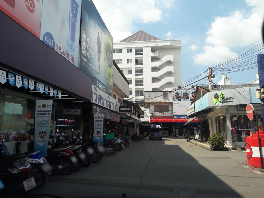 ภาพถนนตรงที่ ชามุก ผลไม้ปั่น ไก่ทอดสูตรไต้หวัน ตั้งอยู่ ถ่ายโดย superbate พ.ศ. 2561 (2018) · A street-level view of where ชามุก ผลไม้ปั่น ไก่ทอดสูตรไต้หวัน · Chamuk Phlamaipan Kaithot Sut Taiwan stands, by superbate in 2561 (2018)
