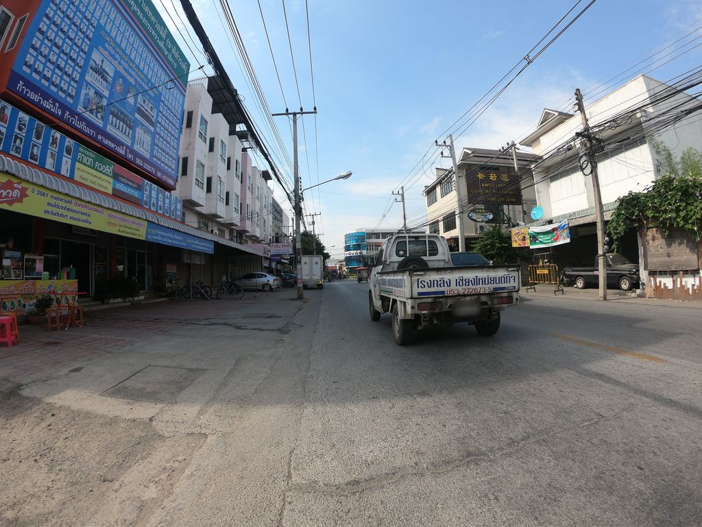ภาพถนนตรงที่ โรงเรียนกวดวิชาเตรียมทหารคาเดทควอลิตี้ ตั้งอยู่ ถ่ายโดย chanuwath_grab พ.ศ. 2562 (2019) · A street-level view of where โรงเรียนกวดวิชาเตรียมทหารคาเดทควอลิตี้ · Kwotwicha Triam Thahan Khadet Khawoliti School stands, by chanuwath_grab in 2562 (2019)