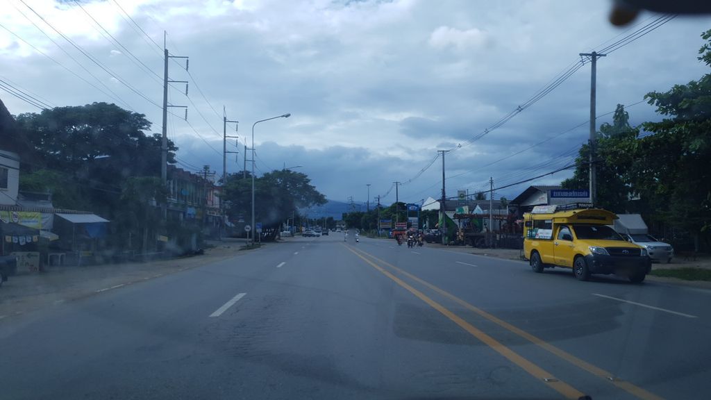 ภาพถนนตรงที่ ทุเรียน ร้านรจนา จอมทอง ตั้งอยู่ ถ่ายโดย silamanee พ.ศ. 2561 (2018) · A street-level view of where ทุเรียน ร้านรจนา จอมทอง · Thurian Ran Rotna Chom Thong stands, by silamanee in 2561 (2018)