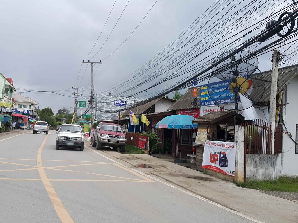 ภาพถนนตรงที่ เม้าท์ซักอบรีด by เจ้เม้าท์ บ้านสันปูเลย ดอยสะเก็ด เชียงใหม่ ตั้งอยู่ ถ่ายโดย jrcarlsen พ.ศ. 2558 (2015) · A street-level view of where เม้าท์ซักอบรีด by เจ้เม้าท์ บ้านสันปูเลย ดอยสะเก็ด เชียงใหม่ · Mao Sakabrit By Chemao Ban San Puloei Doi Saket Chiang Mai stands, by jrcarlsen in 2558 (2015)