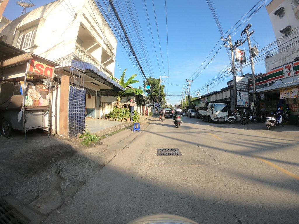 ภาพถนนตรงที่ โรตีบรอดเวย์ ตั้งอยู่ ถ่ายโดย chanuwath_grab พ.ศ. 2562 (2019) · A street-level view of where โรตีบรอดเวย์ · Rotiprotwe stands, by chanuwath_grab in 2562 (2019)