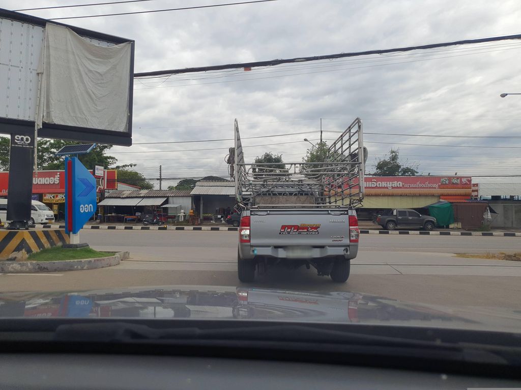 ภาพถนนตรงที่ KFC ตั้งอยู่ ถ่ายโดย jrcarlsen พ.ศ. 2566 (2023) · A street-level view of where KFC stands, by jrcarlsen in 2566 (2023)