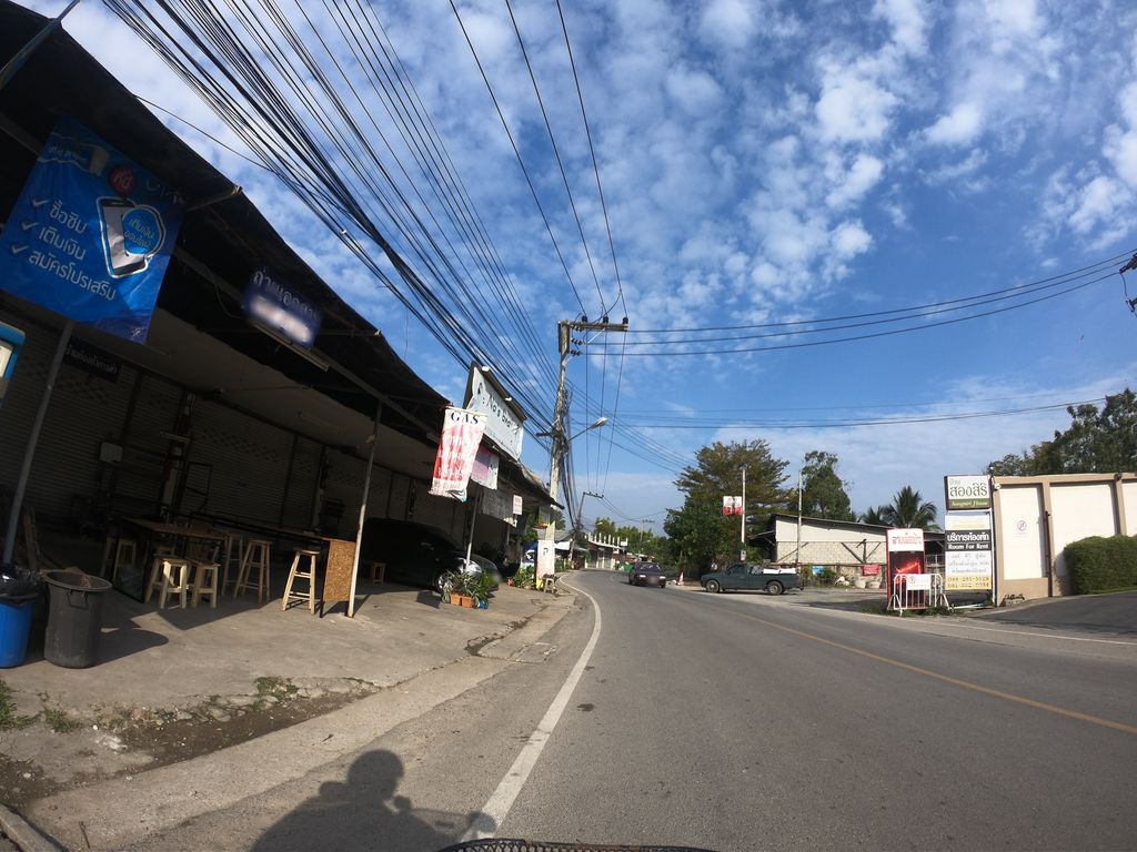 ภาพถนนตรงที่ ครัวแดโพ Khruaw dea pho ตั้งอยู่ ถ่ายโดย chanuwath_grab พ.ศ. 2562 (2019) · A street-level view of where ครัวแดโพ Khruaw dea pho stands, by chanuwath_grab in 2562 (2019)