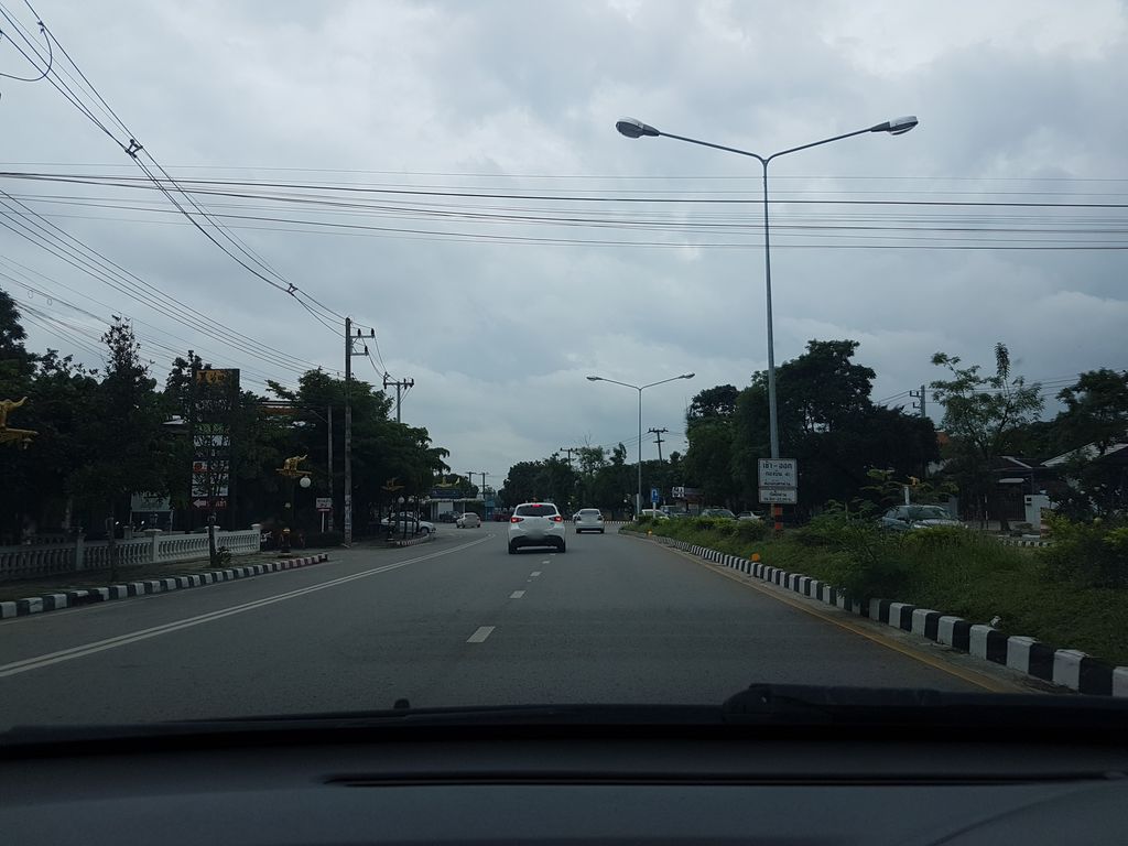 ภาพถนนตรงที่ ชาบูน้ำมันร้าย ตั้งอยู่ ถ่ายโดย ekkarin พ.ศ. 2561 (2018) · A street-level view of where ชาบูน้ำมันร้าย · Shabu Nam Man Rai stands, by ekkarin in 2561 (2018)