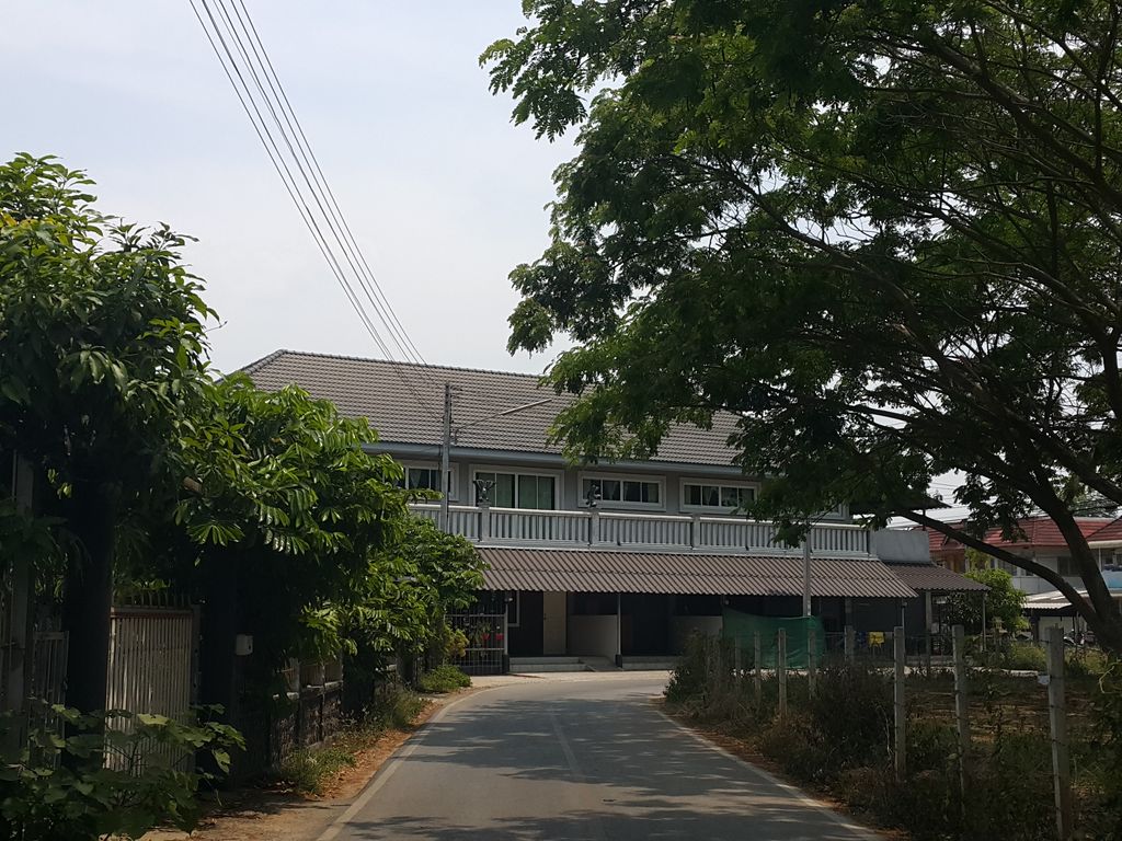 ภาพถนนตรงที่ เฮือนแม่จั๋นดี ห้องพักรายวัน ตั้งอยู่ ถ่ายโดย jrcarlsen พ.ศ. 2559 (2016) · A street-level view of where เฮือนแม่จั๋นดี ห้องพักรายวัน · Huean Mae Chandi Hongphak Raiwan stands, by jrcarlsen in 2559 (2016)