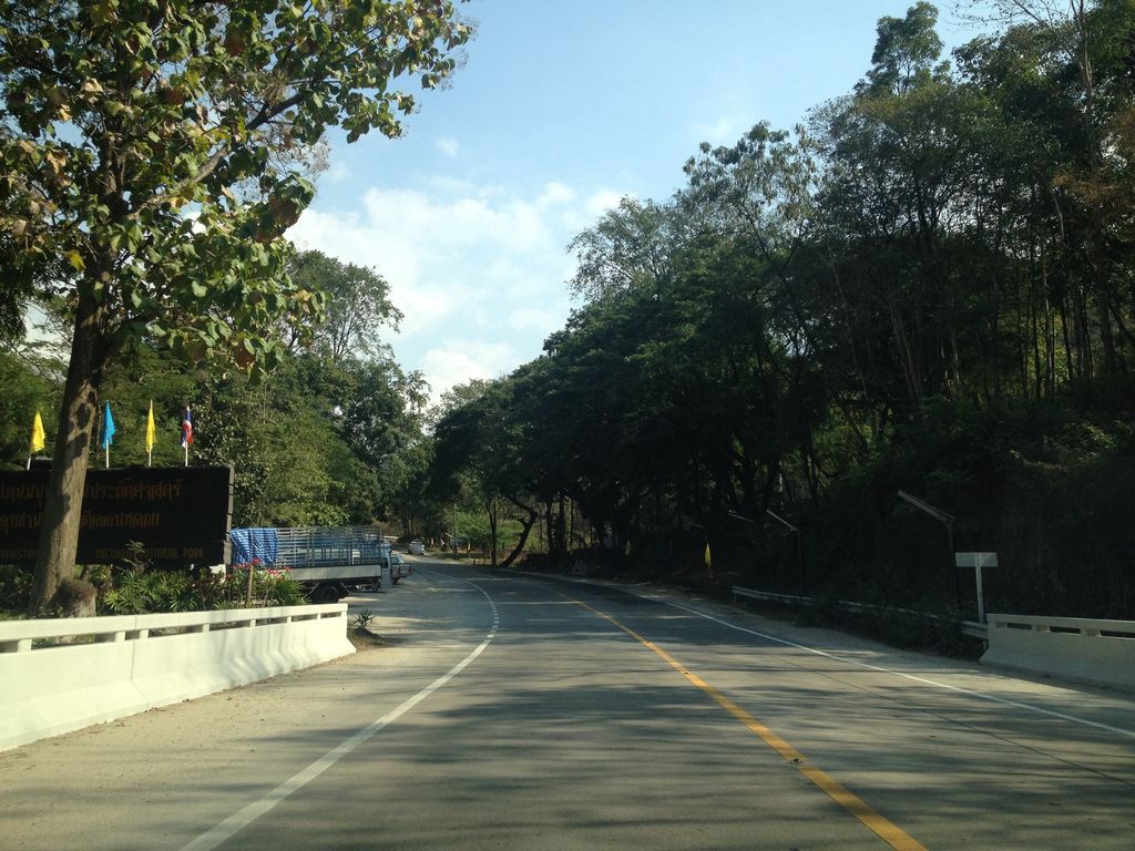 ภาพถนนตรงที่ อุทยานแห่งชาติออบหลวง (Op Luang National Park) ตั้งอยู่ ถ่ายโดย jimwatana พ.ศ. 2558 (2015) · A street-level view of where อุทยานแห่งชาติออบหลวง (Op Luang National Park) stands, by jimwatana in 2558 (2015)