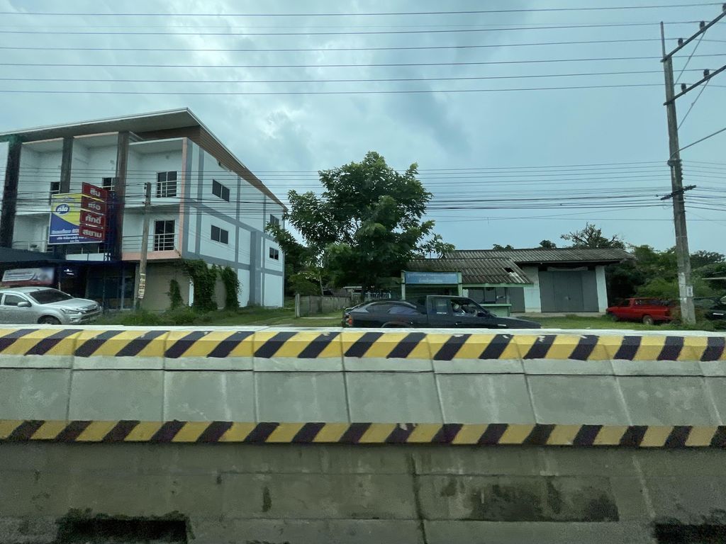 ภาพถนนตรงที่ ร้านเวียงน้ำรินแม่ริมค้าไม้ ตั้งอยู่ ถ่ายโดย filipb พ.ศ. 2566 (2023) · A street-level view of where ร้านเวียงน้ำรินแม่ริมค้าไม้ · Ran Wiang Nam Rin Mae Rim Khamai stands, by filipb in 2566 (2023)