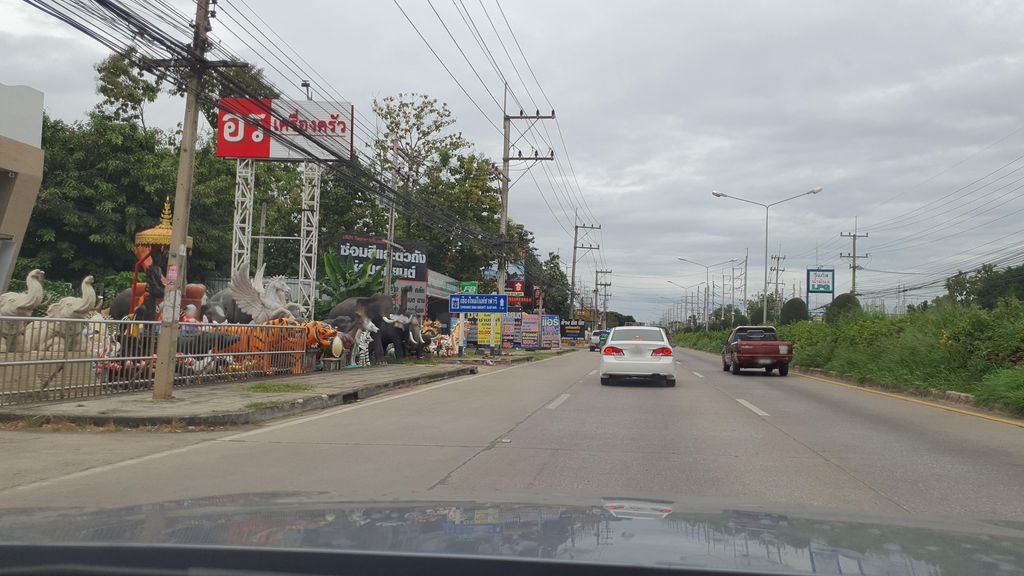 ภาพถนนตรงที่ ร้านอาหารหมูทอง หาดใหญ่ ตั้งอยู่ ถ่ายโดย jrcarlsen พ.ศ. 2564 (2021) · A street-level view of where ร้านอาหารหมูทอง หาดใหญ่ · Mutong Hatyai Restaurant stands, by jrcarlsen in 2564 (2021)