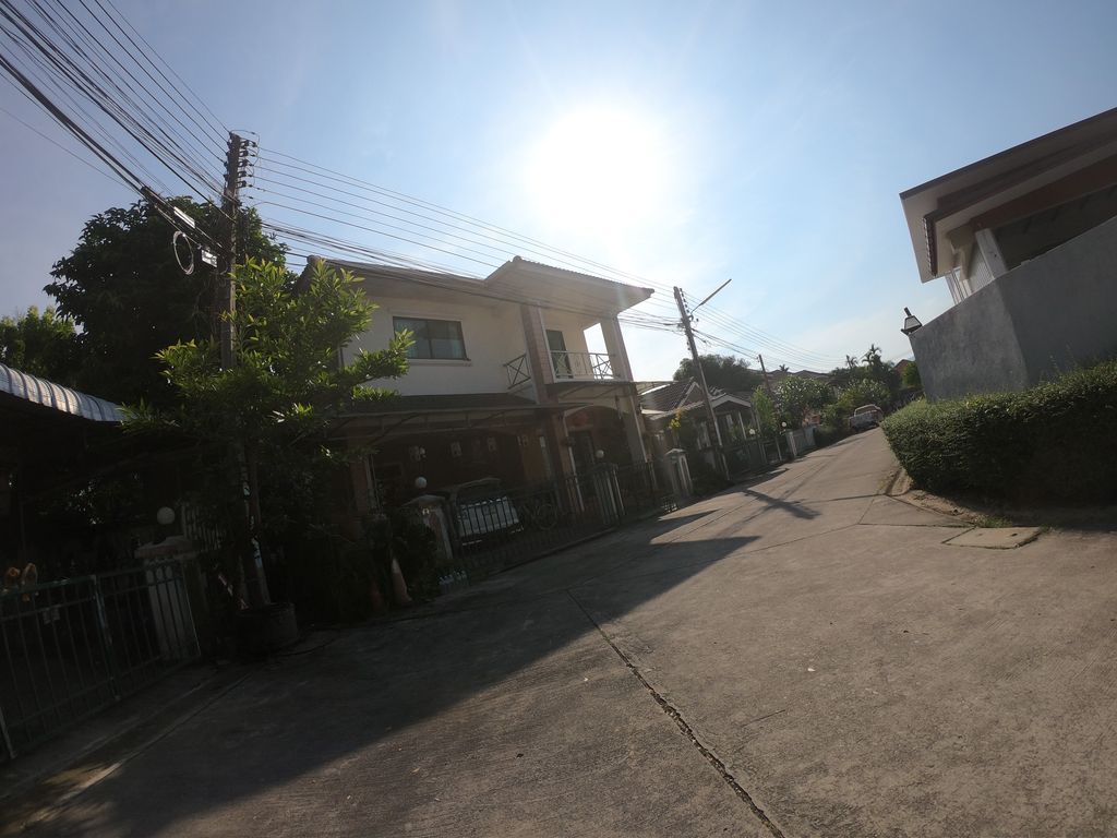 ภาพถนนตรงที่ โกโก้ลุงลี ตั้งอยู่ ถ่ายโดย chanuwath_grab พ.ศ. 2562 (2019) · A street-level view of where โกโก้ลุงลี · Koklongali stands, by chanuwath_grab in 2562 (2019)