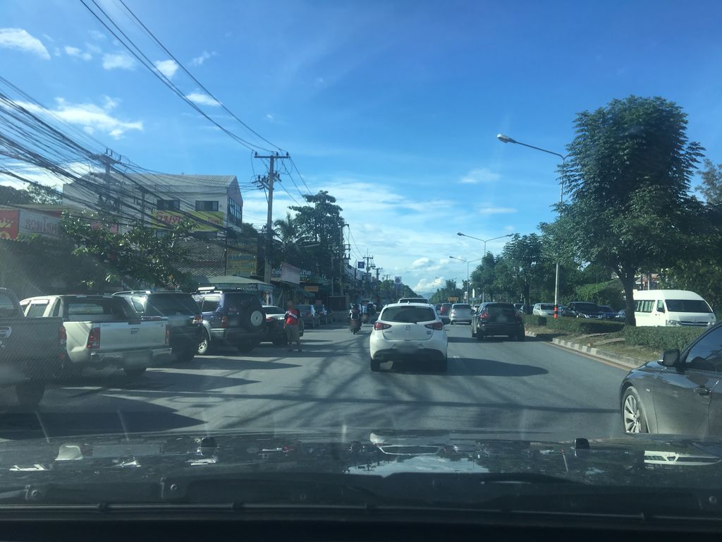 ภาพถนนตรงที่ Pandora ตั้งอยู่ ถ่ายโดย wapriz พ.ศ. 2561 (2018) · A street-level view of where Pandora stands, by wapriz in 2561 (2018)