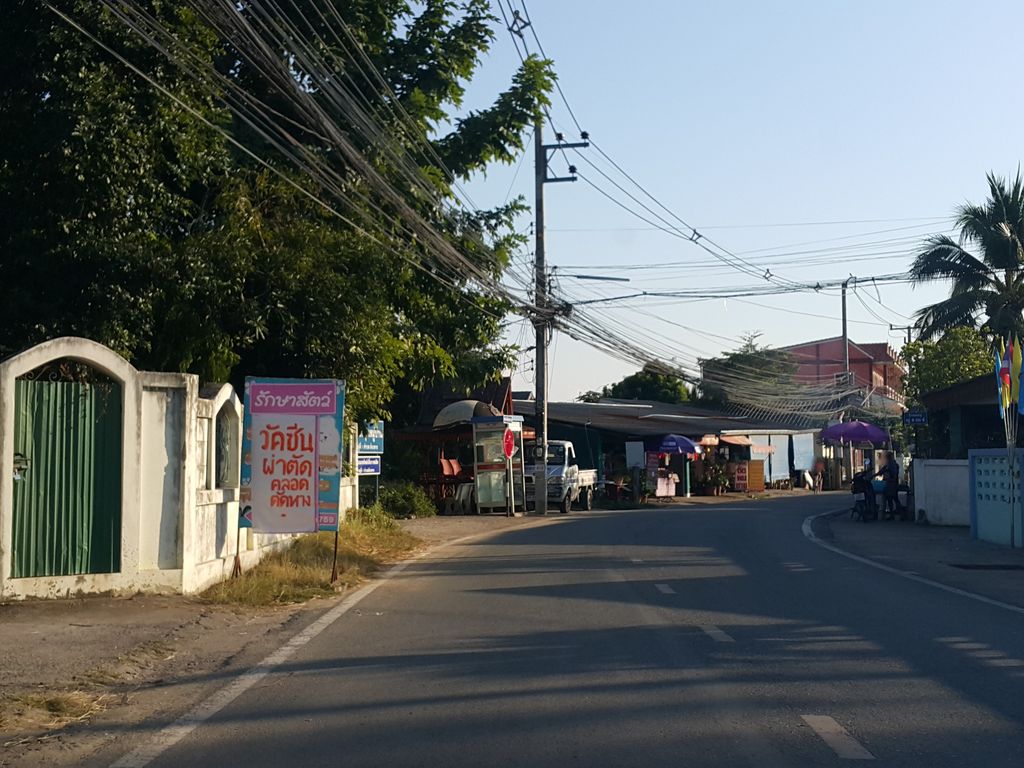ภาพถนนตรงที่ Thann Restaurant ตั้งอยู่ ถ่ายโดย jrcarlsen พ.ศ. 2558 (2015) · A street-level view of where Thann Restaurant stands, by jrcarlsen in 2558 (2015)