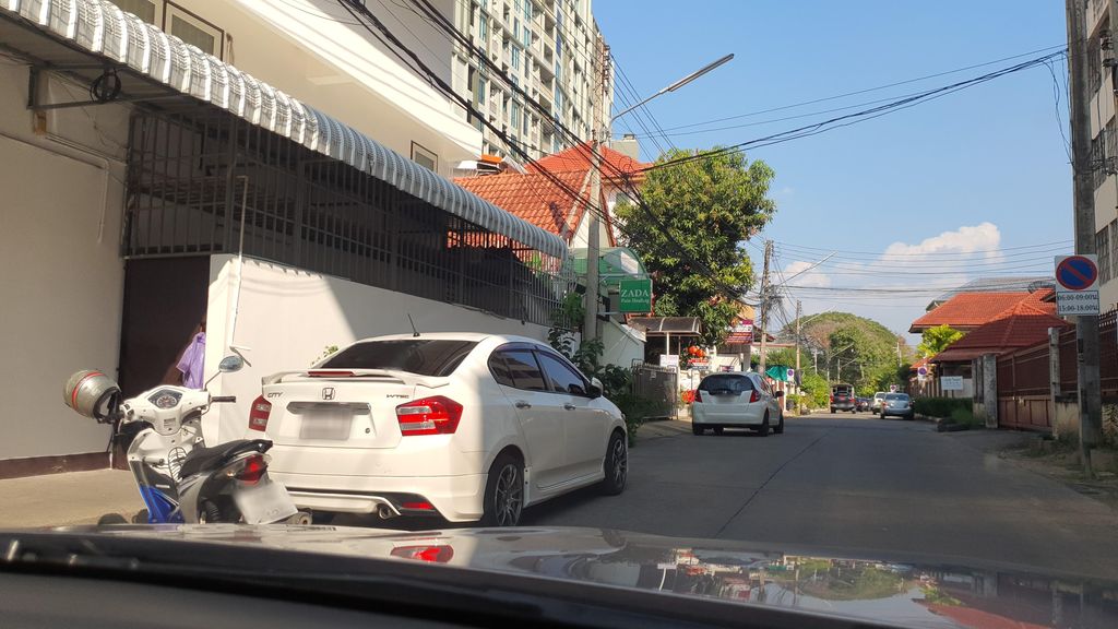 ภาพถนนตรงที่ ป้อมโรตี ตั้งอยู่ ถ่ายโดย jrcarlsen พ.ศ. 2565 (2022) · A street-level view of where ป้อมโรตี · Pomroti stands, by jrcarlsen in 2565 (2022)