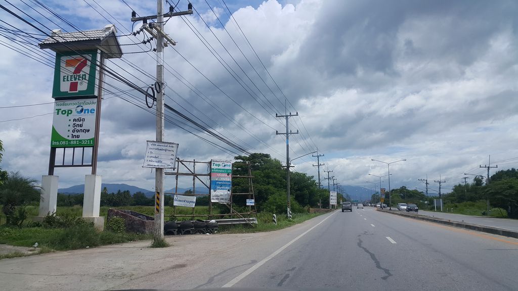 ภาพถนนตรงที่ 7-Eleven ตั้งอยู่ ถ่ายโดย jrcarlsen พ.ศ. 2560 (2017) · A street-level view of where 7-Eleven stands, by jrcarlsen in 2560 (2017)