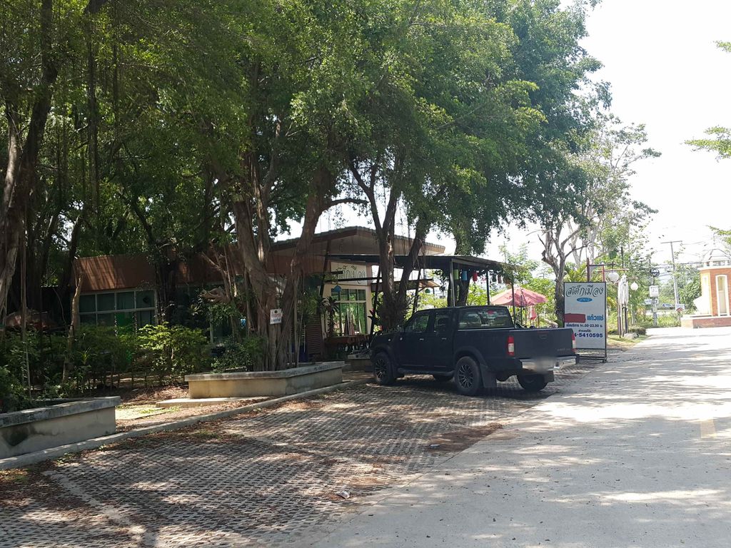 ภาพถนนตรงที่ หม่าล่า จักรวาล ตั้งอยู่ ถ่ายโดย jrcarlsen พ.ศ. 2558 (2015) · A street-level view of where หม่าล่า จักรวาล · Mala Chakrawan stands, by jrcarlsen in 2558 (2015)