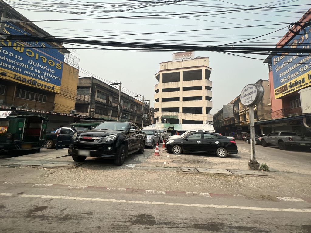 ภาพถนนตรงที่ บริษัท อินทรีทองค้าทองแท่ง ตั้งอยู่ ถ่ายโดย Junguin พ.ศ. 2566 (2023) · A street-level view of where บริษัท อินทรีทองค้าทองแท่ง · Insi Thong Khatongthaeng Company stands, by Junguin in 2566 (2023)