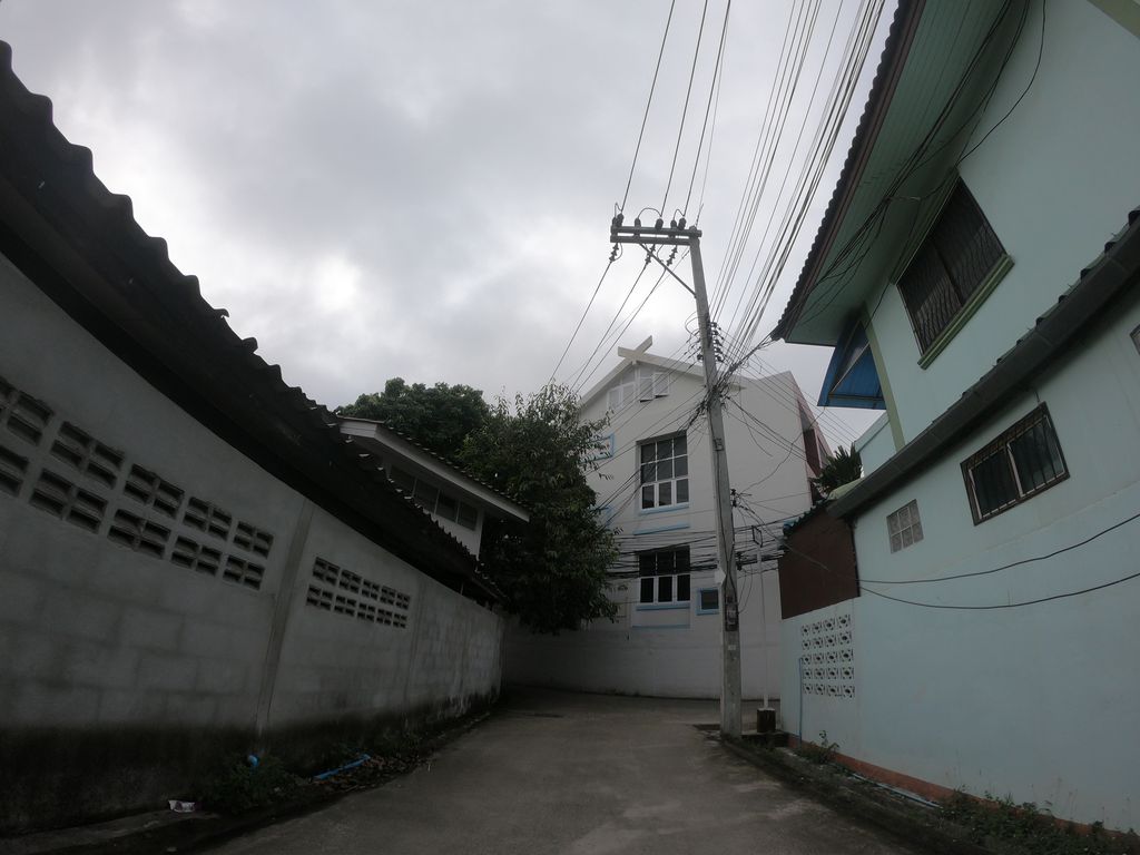 ภาพถนนตรงที่ Ban Pongphan ตั้งอยู่ ถ่ายโดย chanuwath_grab พ.ศ. 2562 (2019) · A street-level view of where Ban Pongphan stands, by chanuwath_grab in 2562 (2019)
