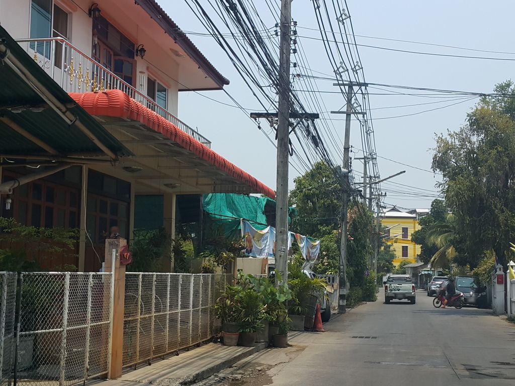 ภาพถนนตรงที่ บางจาก เชียงใหม่ออยล์ ตั้งอยู่ ถ่ายโดย jrcarlsen พ.ศ. 2559 (2016) · A street-level view of where บางจาก เชียงใหม่ออยล์ · Bangchak Chiang Mai Oi stands, by jrcarlsen in 2559 (2016)
