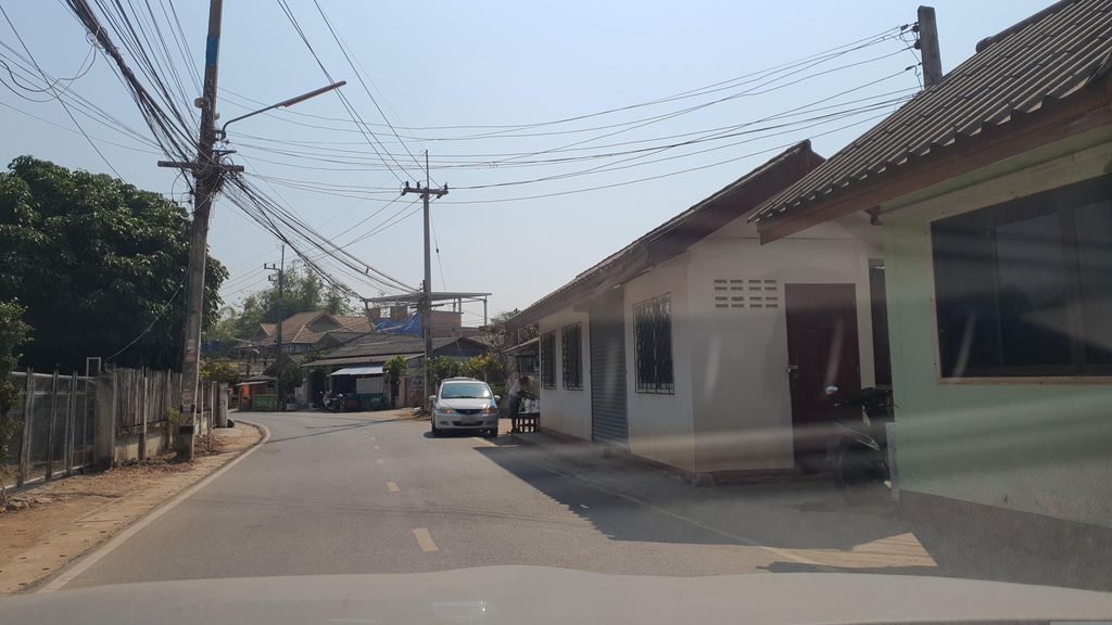 ภาพถนนตรงที่ ศรีพรรณข้าวมันไก่ ตั้งอยู่ ถ่ายโดย jrcarlsen พ.ศ. 2566 (2023) · A street-level view of where ศรีพรรณข้าวมันไก่ · Si Phraron Khao Man Kai stands, by jrcarlsen in 2566 (2023)