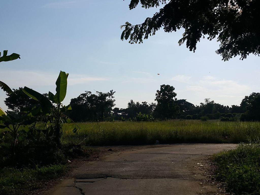 ภาพถนนตรงที่ ร้าน ลาบชายทุ่ง ตั้งอยู่ ถ่ายโดย jrcarlsen พ.ศ. 2558 (2015) · A street-level view of where ร้าน ลาบชายทุ่ง · Ran Lapchaithung stands, by jrcarlsen in 2558 (2015)