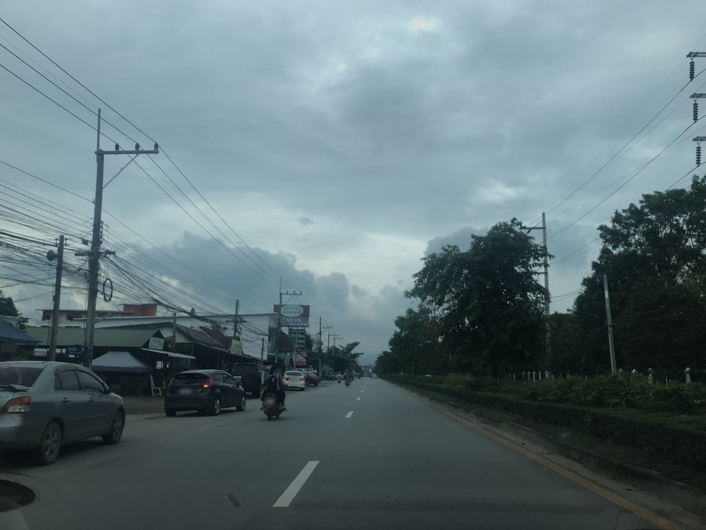 ภาพถนนตรงที่ ร้านอาหารตามสั่ง เมย์แอนด์มายด์ ตั้งอยู่ ถ่ายโดย prasert พ.ศ. 2561 (2018) · A street-level view of where ร้านอาหารตามสั่ง เมย์แอนด์มายด์ · Tamsang May & Mai Restaurant stands, by prasert in 2561 (2018)