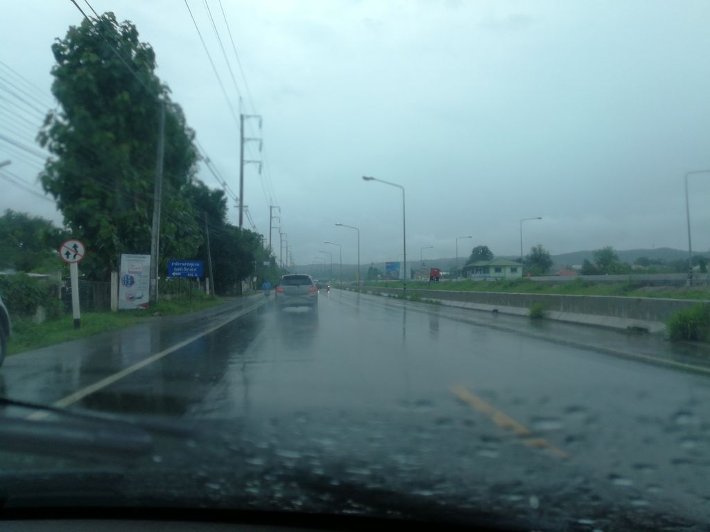 ภาพถนนตรงที่ ร้านพัฒน์น้ำแข็ง ตั้งอยู่ ถ่ายโดย chanon พ.ศ. 2561 (2018) · A street-level view of where ร้านพัฒน์น้ำแข็ง · Ran Phat Namkhaeng stands, by chanon in 2561 (2018)