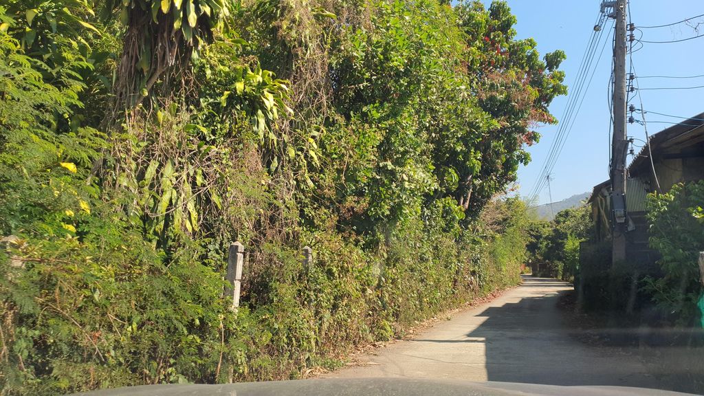 ภาพถนนตรงที่ ครัวแม่ธัญญา ตั้งอยู่ ถ่ายโดย jrcarlsen พ.ศ. 2565 (2022) · A street-level view of where ครัวแม่ธัญญา · Khruamaethanya stands, by jrcarlsen in 2565 (2022)
