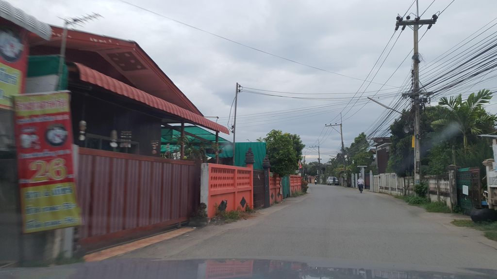 ภาพถนนตรงที่ หัวโก้ง คาเฟ่ แม่ริม ตั้งอยู่ ถ่ายโดย jrcarlsen พ.ศ. 2564 (2021) · A street-level view of where หัวโก้ง คาเฟ่ แม่ริม · Huakong Café Mae Rim stands, by jrcarlsen in 2564 (2021)