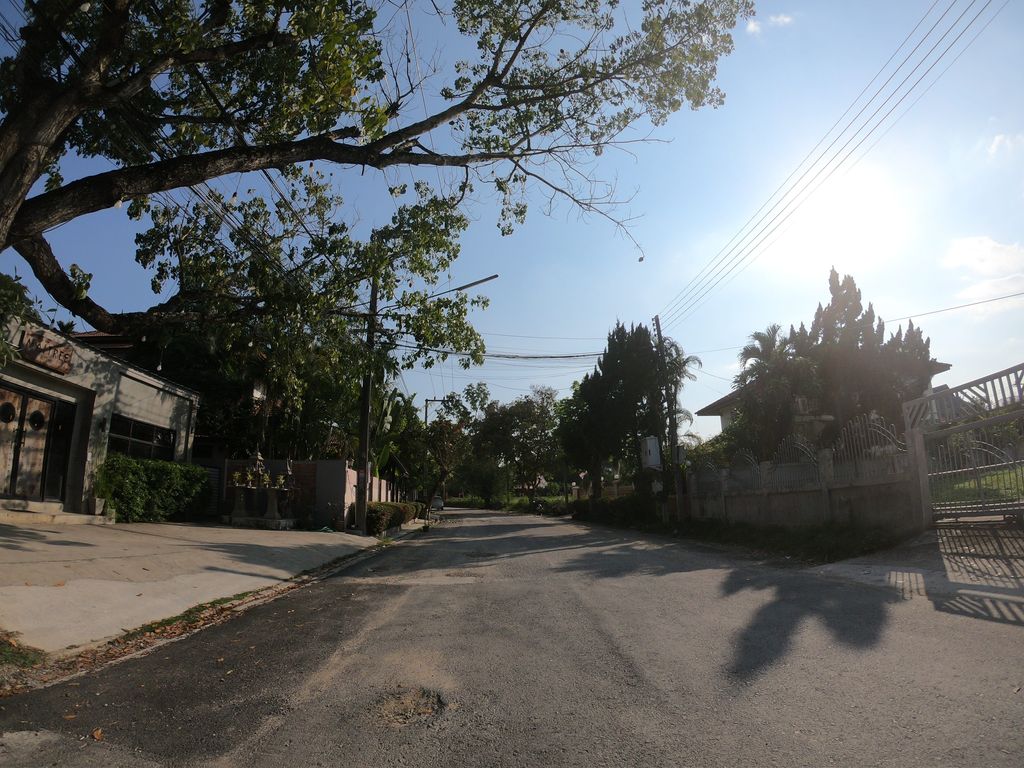 ภาพถนนตรงที่ Maitree ตั้งอยู่ ถ่ายโดย chanuwath_grab พ.ศ. 2562 (2019) · A street-level view of where Maitree stands, by chanuwath_grab in 2562 (2019)