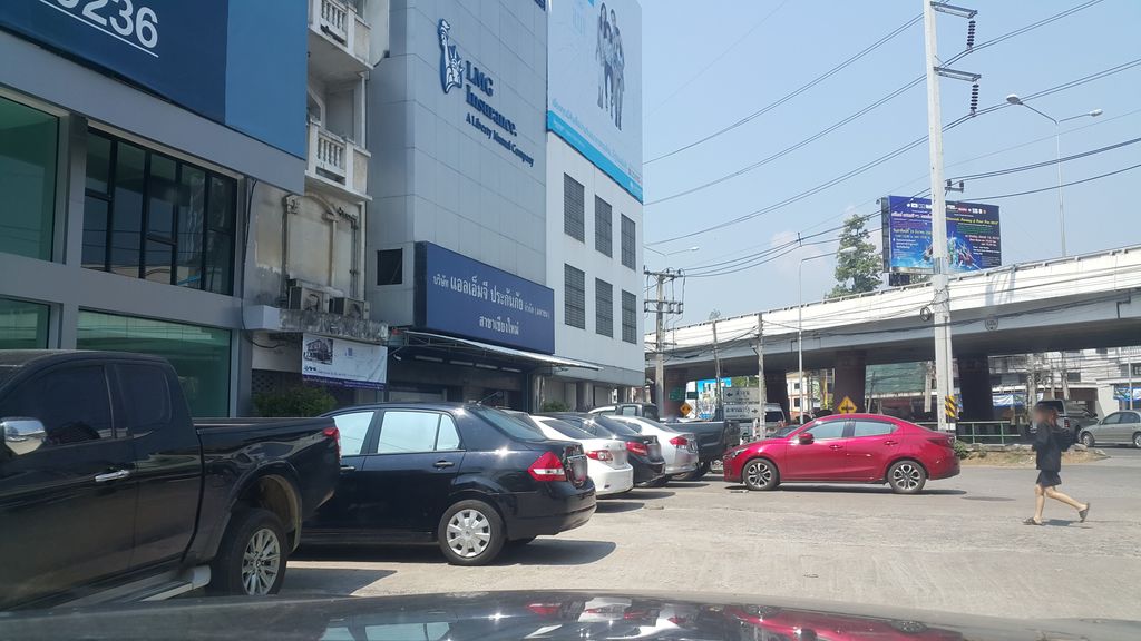 ภาพถนนตรงที่ ไมด้า ลิสซิ่ง ตั้งอยู่ ถ่ายโดย jrcarlsen พ.ศ. 2561 (2018) · A street-level view of where ไมด้า ลิสซิ่ง · Maida Litsing stands, by jrcarlsen in 2561 (2018)