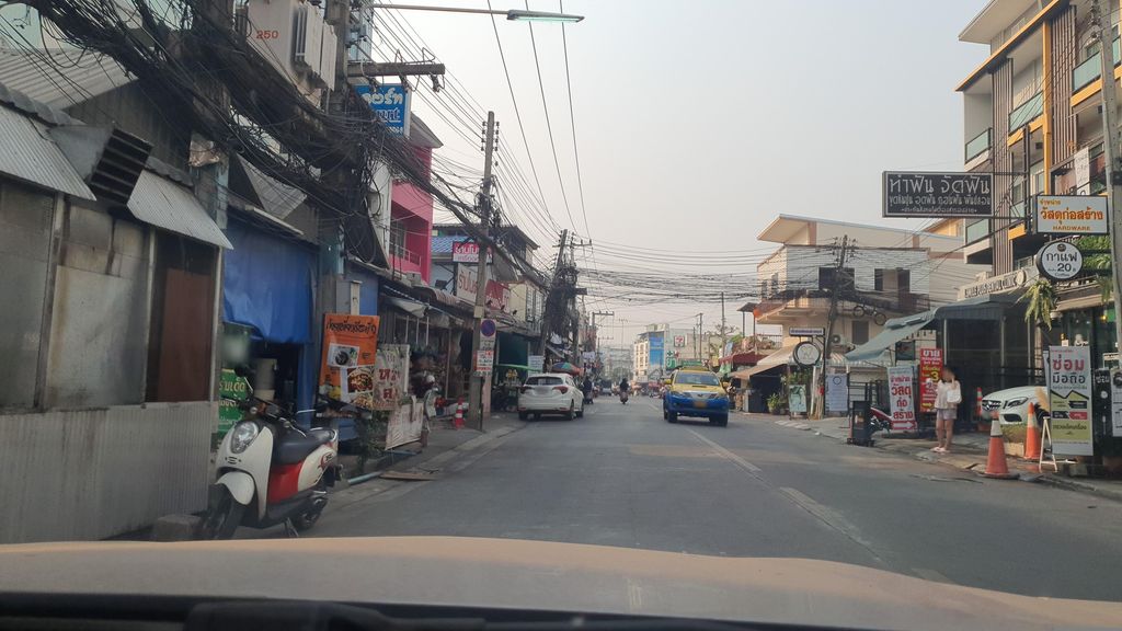 ภาพถนนตรงที่ Emporium Hotel ตั้งอยู่ ถ่ายโดย jrcarlsen พ.ศ. 2566 (2023) · A street-level view of where Emporium Hotel stands, by jrcarlsen in 2566 (2023)