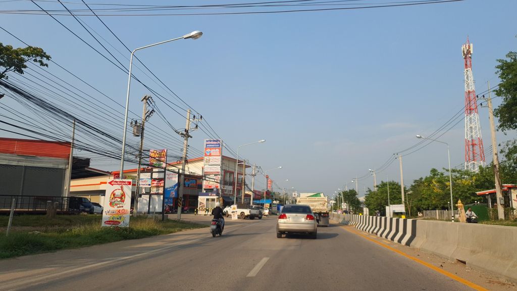 ภาพถนนตรงที่ ร้านซีซั่นคอสเมติค ตั้งอยู่ ถ่ายโดย jrcarlsen พ.ศ. 2565 (2022) · A street-level view of where ร้านซีซั่นคอสเมติค · Ran Sisan Khotmetik stands, by jrcarlsen in 2565 (2022)