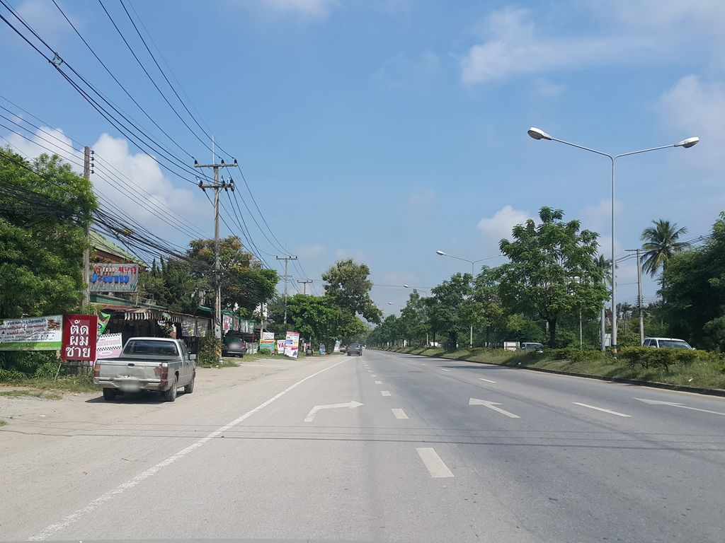 ภาพถนนตรงที่ Parinya Air&Service ตั้งอยู่ ถ่ายโดย jrcarlsen พ.ศ. 2558 (2015) · A street-level view of where Parinya Air&Service stands, by jrcarlsen in 2558 (2015)