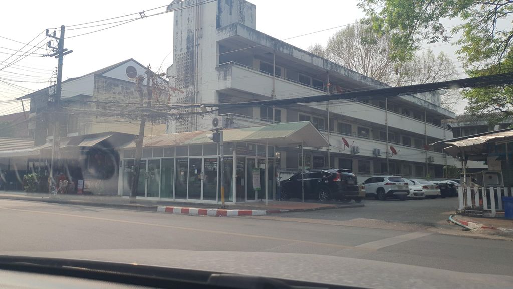 ภาพถนนตรงที่ Aladdin Studio ตั้งอยู่ ถ่ายโดย jrcarlsen พ.ศ. 2566 (2023) · A street-level view of where Aladdin Studio stands, by jrcarlsen in 2566 (2023)