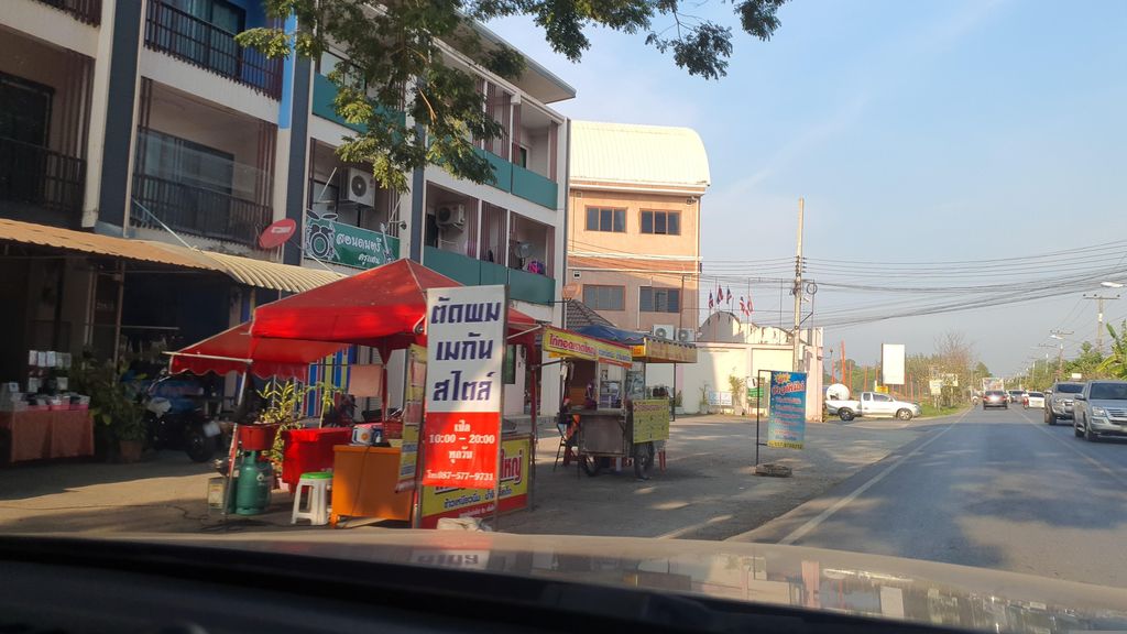 ภาพถนนตรงที่ Doi Chaang Coffee by Mattharin ตั้งอยู่ ถ่ายโดย jrcarlsen พ.ศ. 2566 (2023) · A street-level view of where Doi Chaang Coffee by Mattharin stands, by jrcarlsen in 2566 (2023)