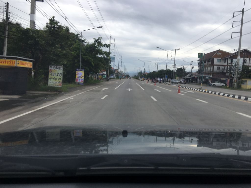 ภาพถนนตรงที่ พี่กุ้งกดสิว ตั้งอยู่ ถ่ายโดย wapriz พ.ศ. 2561 (2018) · A street-level view of where พี่กุ้งกดสิว · Phikungkotsio stands, by wapriz in 2561 (2018)