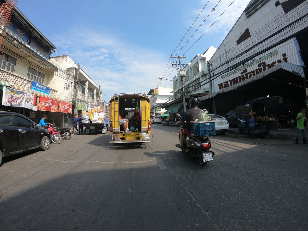 ภาพถนนตรงที่ T-Koff coffee ตั้งอยู่ ถ่ายโดย chanuwath_grab พ.ศ. 2562 (2019) · A street-level view of where T-Koff coffee stands, by chanuwath_grab in 2562 (2019)