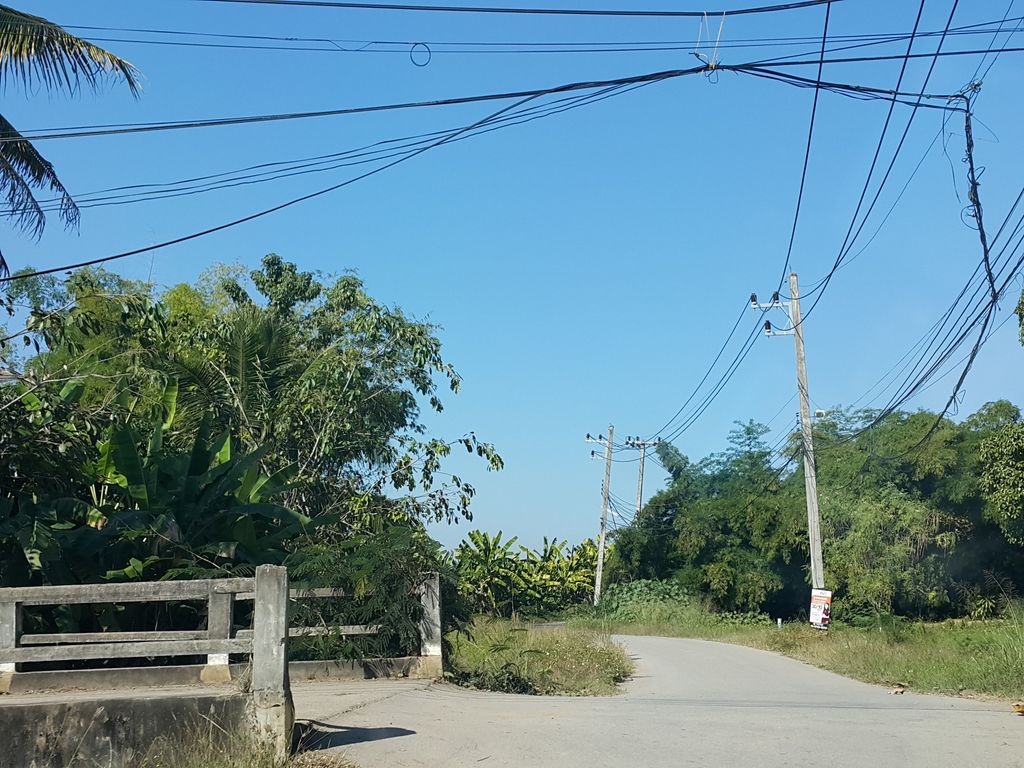 ภาพถนนตรงที่ สมอารมณ์บาร์ ตั้งอยู่ ถ่ายโดย jrcarlsen พ.ศ. 2558 (2015) · A street-level view of where สมอารมณ์บาร์ · Somanmaba stands, by jrcarlsen in 2558 (2015)