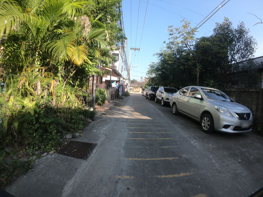 ภาพถนนตรงที่ Wimarn at Nimman วิมานแอทนิมมาน ตั้งอยู่ ถ่ายโดย chanuwath_grab พ.ศ. 2562 (2019) · A street-level view of where Wimarn at Nimman วิมานแอทนิมมาน stands, by chanuwath_grab in 2562 (2019)