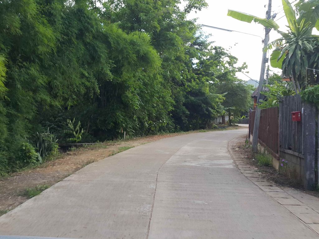 ภาพถนนตรงที่ รีสอร์ท ข่วงนาฟาร์มวิว แม่แจ่ม ตั้งอยู่ ถ่ายโดย jrcarlsen พ.ศ. 2558 (2015) · A street-level view of where รีสอร์ท ข่วงนาฟาร์มวิว แม่แจ่ม · Khwong Na Farm View Mae Chaem Resort stands, by jrcarlsen in 2558 (2015)