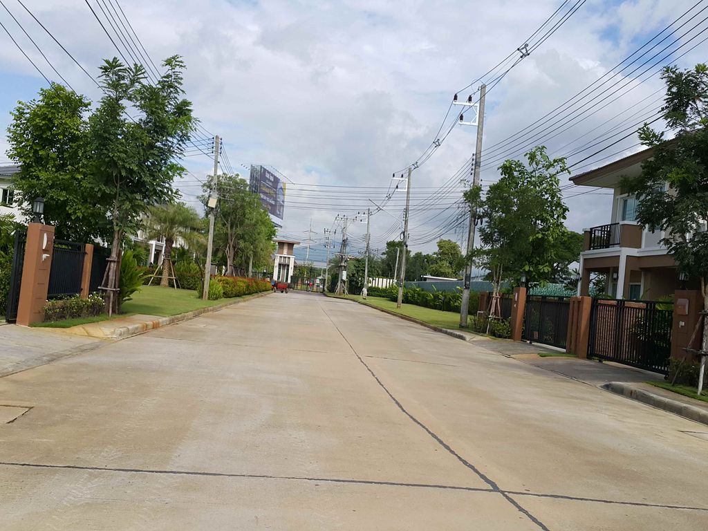 ภาพถนนตรงที่ Jira Yoga ครูจิรา ตั้งอยู่ ถ่ายโดย jrcarlsen พ.ศ. 2558 (2015) · A street-level view of where Jira Yoga ครูจิรา stands, by jrcarlsen in 2558 (2015)