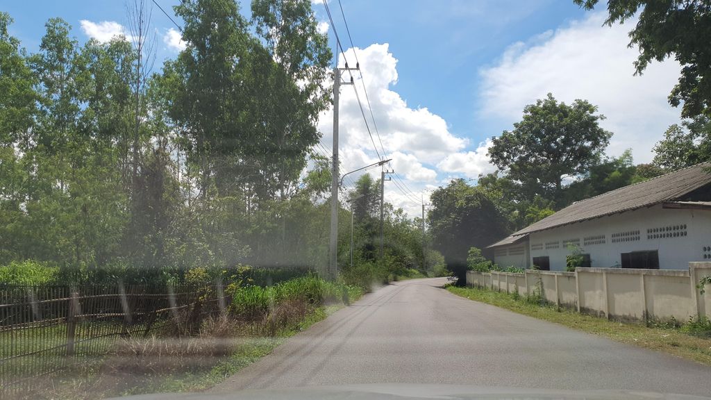 ภาพถนนตรงที่ โรงเรียนสันป่าตองศึกษา ตั้งอยู่ ถ่ายโดย jrcarlsen พ.ศ. 2564 (2021) · A street-level view of where โรงเรียนสันป่าตองศึกษา · San Pa Tong Sueksa School stands, by jrcarlsen in 2564 (2021)