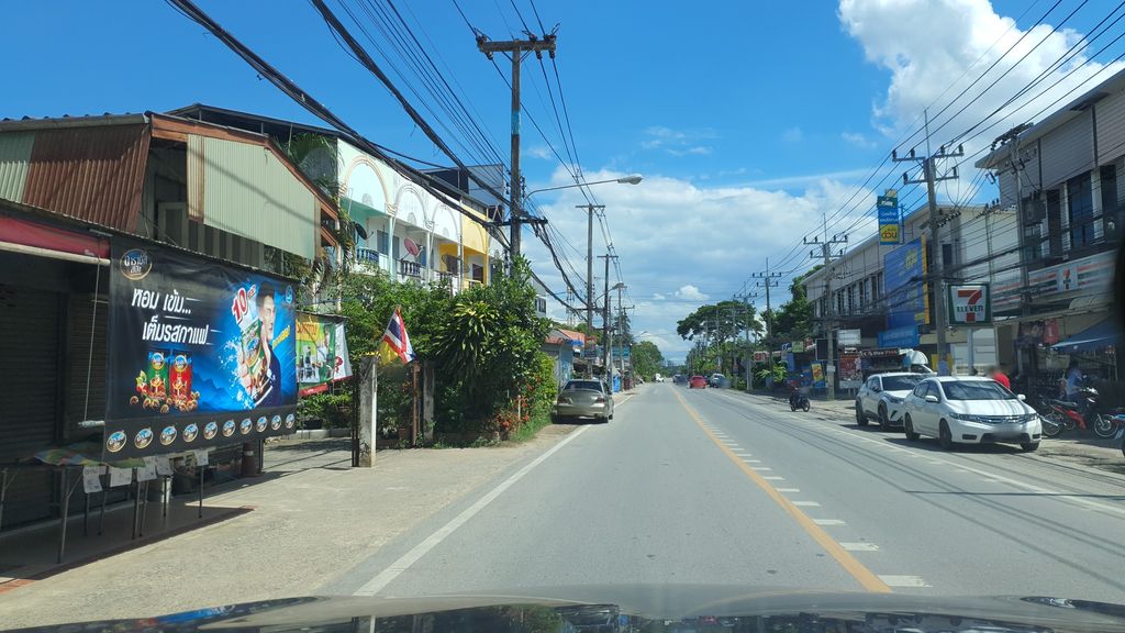 ภาพถนนตรงที่ ด้วยรักเภสัช ตั้งอยู่ ถ่ายโดย jrcarlsen พ.ศ. 2564 (2021) · A street-level view of where ด้วยรักเภสัช · Duairakphesat stands, by jrcarlsen in 2564 (2021)