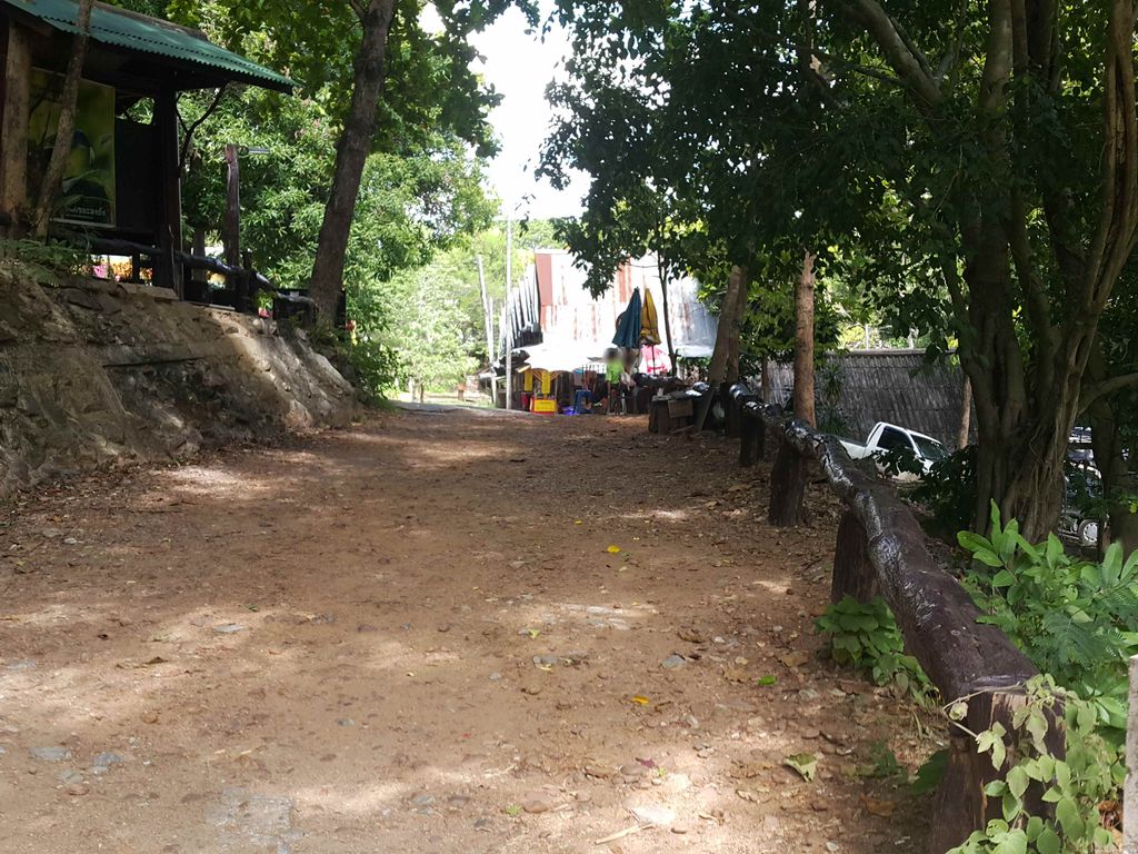 ภาพถนนตรงที่ ร้านแม่กลางชวนชิม ตั้งอยู่ ถ่ายโดย jrcarlsen พ.ศ. 2558 (2015) · A street-level view of where ร้านแม่กลางชวนชิม · Ran Mae Klang Chuanchim stands, by jrcarlsen in 2558 (2015)