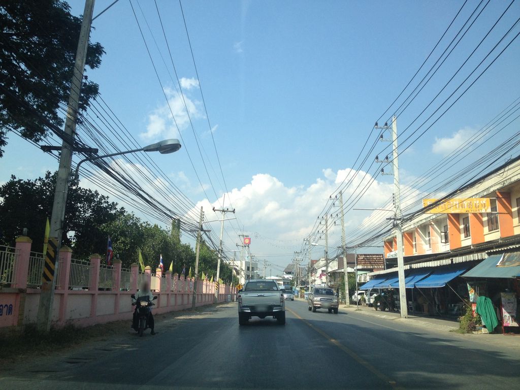 ภาพถนนตรงที่ San Pa Tong Suwannarat Wittayakarn School ตั้งอยู่ ถ่ายโดย jimwatana พ.ศ. 2558 (2015) · A street-level view of where San Pa Tong Suwannarat Wittayakarn School stands, by jimwatana in 2558 (2015)