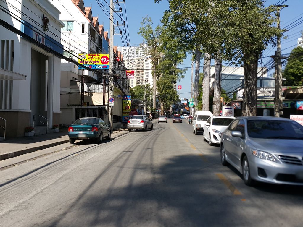 ภาพถนนตรงที่ โย รุ ที ตั้งอยู่ ถ่ายโดย jrcarlsen พ.ศ. 2558 (2015) · A street-level view of where โย รุ ที · Yo Ru Thi stands, by jrcarlsen in 2558 (2015)