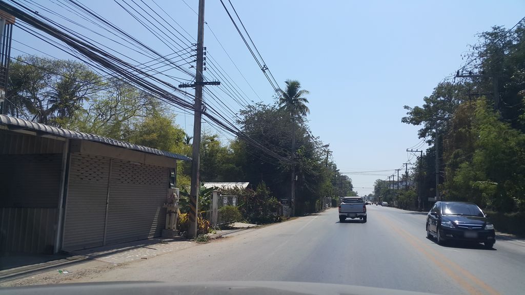 ภาพถนนตรงที่ ร้าน ลักกี้ ตั้งอยู่ ถ่ายโดย jrcarlsen พ.ศ. 2560 (2017) · A street-level view of where ร้าน ลักกี้ · Ran Lakki stands, by jrcarlsen in 2560 (2017)