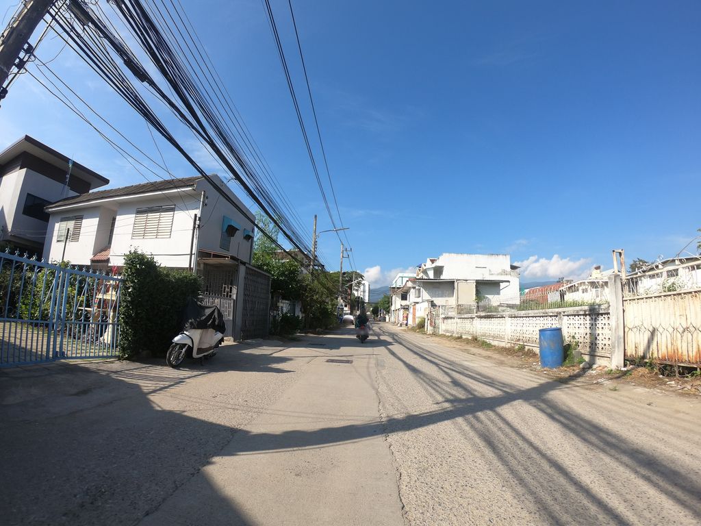 ภาพถนนตรงที่ ทรายทองเฮาส์ ตั้งอยู่ ถ่ายโดย chanuwath_grab พ.ศ. 2562 (2019) · A street-level view of where ทรายทองเฮาส์ · Saithonghao stands, by chanuwath_grab in 2562 (2019)