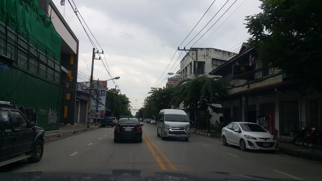 ภาพถนนตรงที่ บ้านกรุงไทย ตั้งอยู่ ถ่ายโดย jrcarlsen พ.ศ. 2560 (2017) · A street-level view of where บ้านกรุงไทย · Ban Krungthai stands, by jrcarlsen in 2560 (2017)